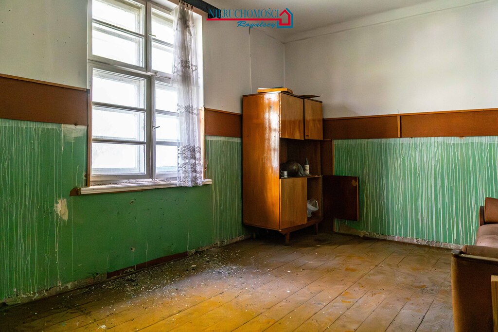 Część domu z garażem i ogródkiem (13)