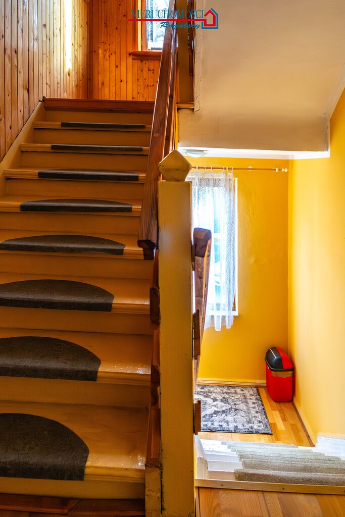 Część domu z garażem i ogródkiem (15)