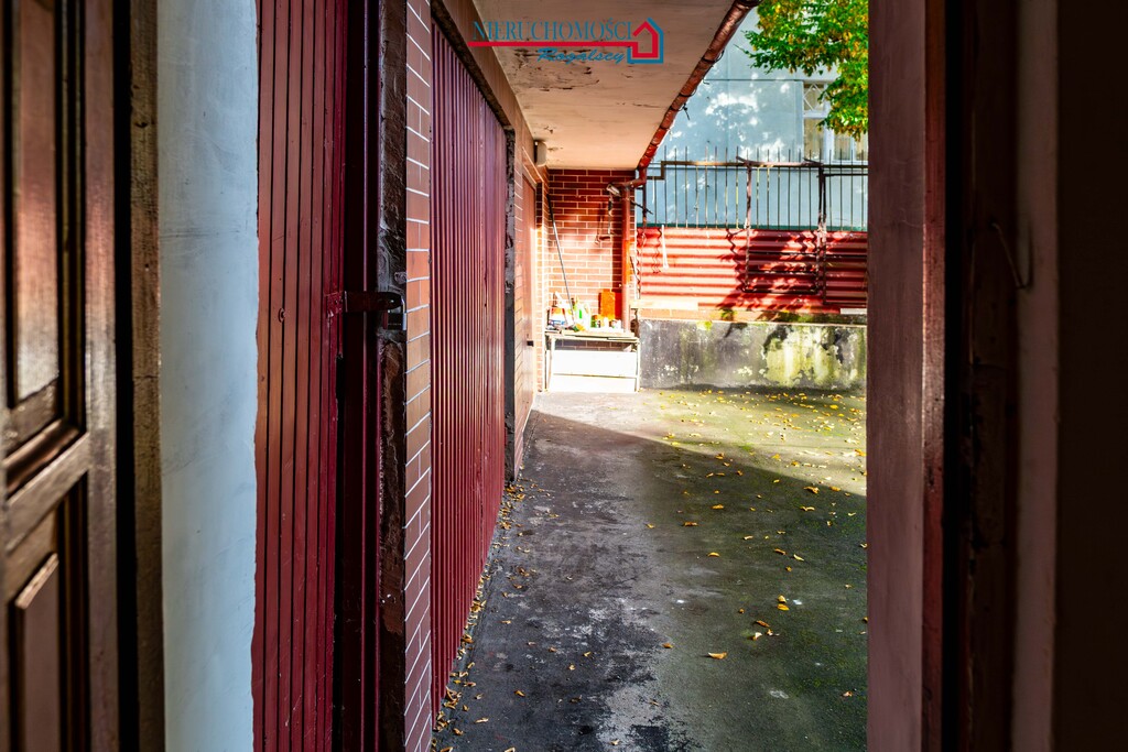 Część domu z garażem i ogródkiem (8)