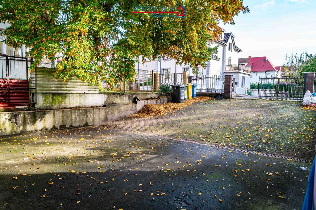 Część domu z garażem i ogródkiem (9)