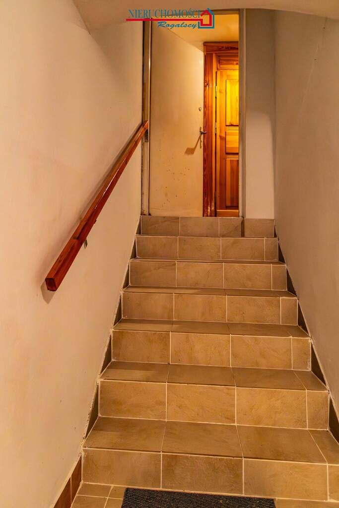 Część domu z garażem i ogródkiem (17)