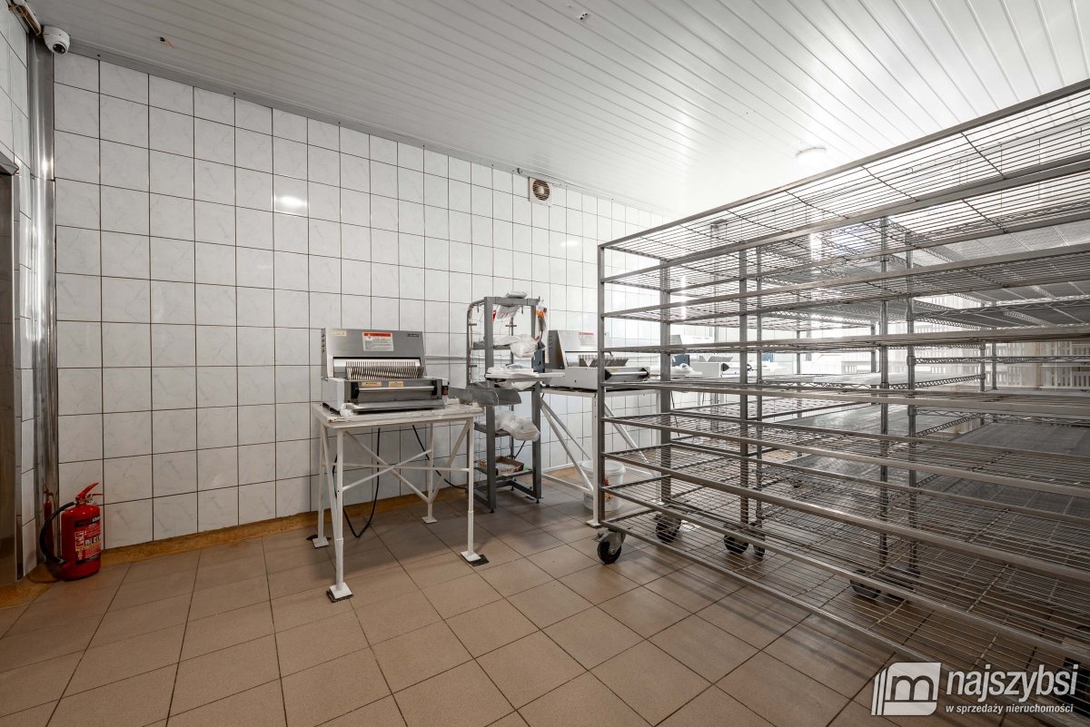 Stepnica-piekarnia, obiekt 350m2 na usługi/magazyn (18)