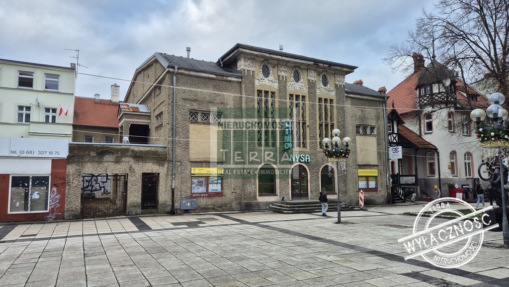 Zabytkowy budynek kina (1)