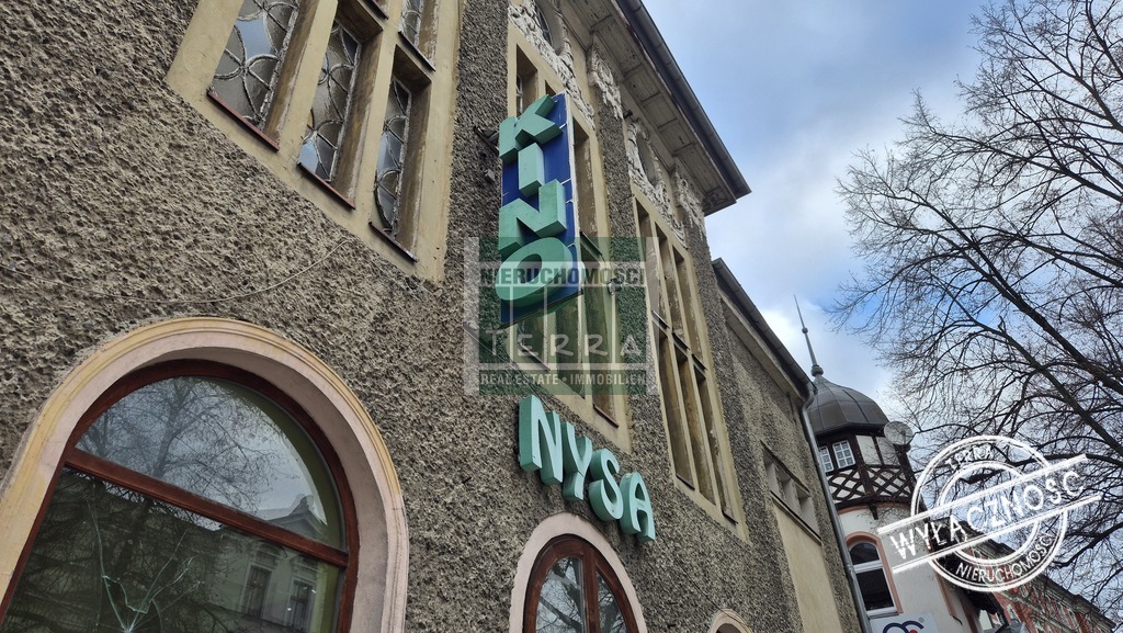 Zabytkowy budynek kina (2)