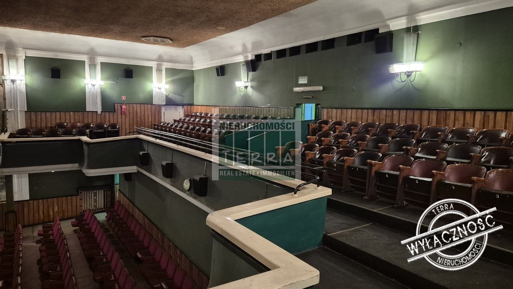 Zabytkowy budynek kina (6)