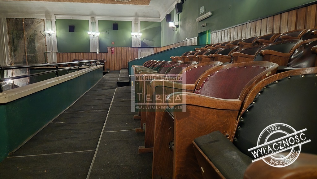 Zabytkowy budynek kina (7)