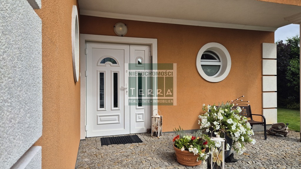 Uroczy dom na przedmieściach (3)