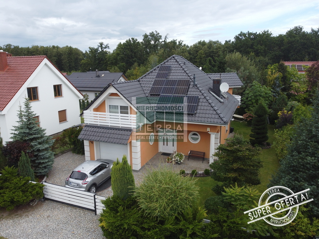 Uroczy dom na przedmieściach (1)