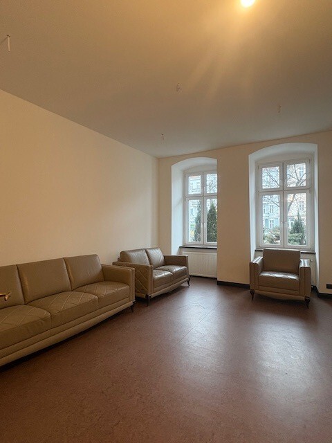 Lokal na parterze- Al. Piastów (6)