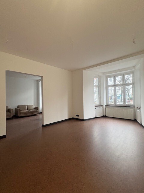 Lokal na parterze- Al. Piastów (2)