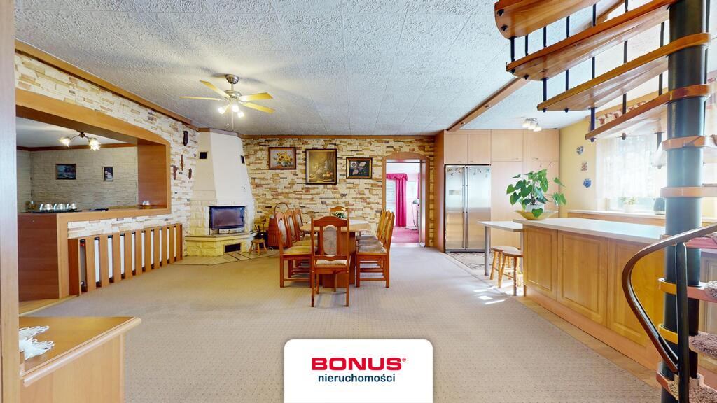 Nietuzinkowa posiadłość ze stawem (25)