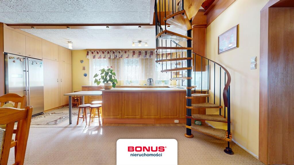 Nietuzinkowa posiadłość ze stawem (26)