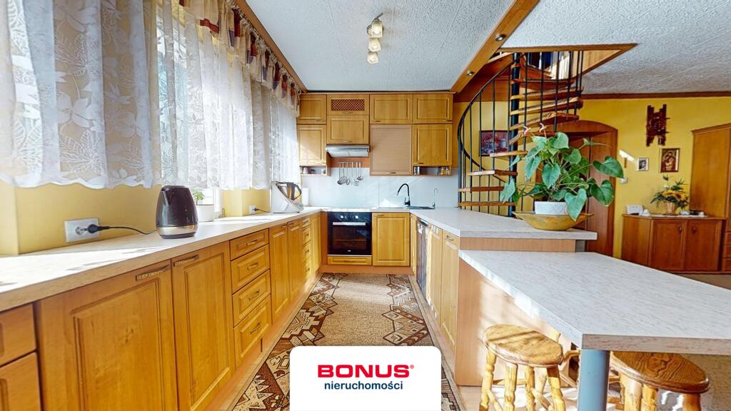 Nietuzinkowa posiadłość ze stawem (27)