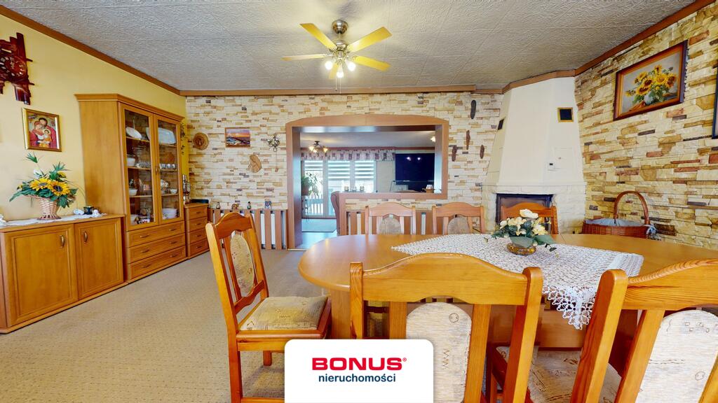 Nietuzinkowa posiadłość ze stawem (30)