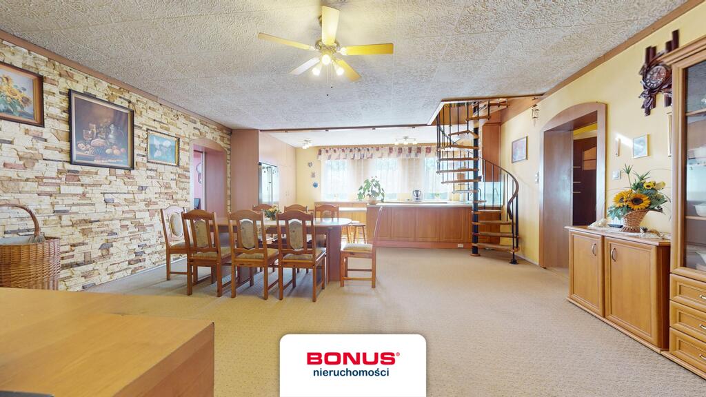 Nietuzinkowa posiadłość ze stawem (8)