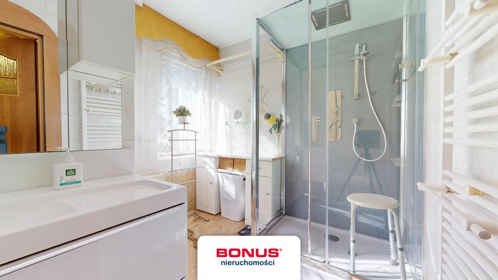 Nietuzinkowa posiadłość ze stawem (10)