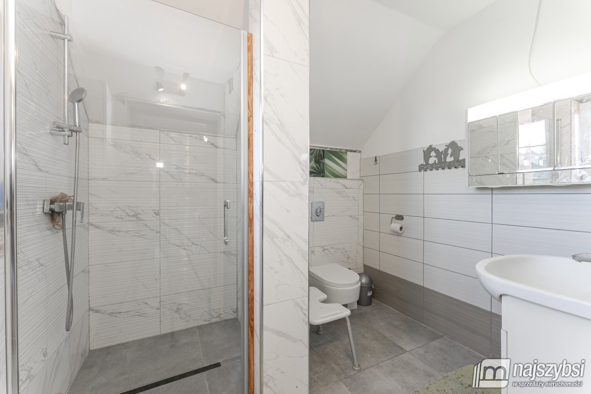 Tymień - duży dom z kiloma niezależnymi lokalami (16)