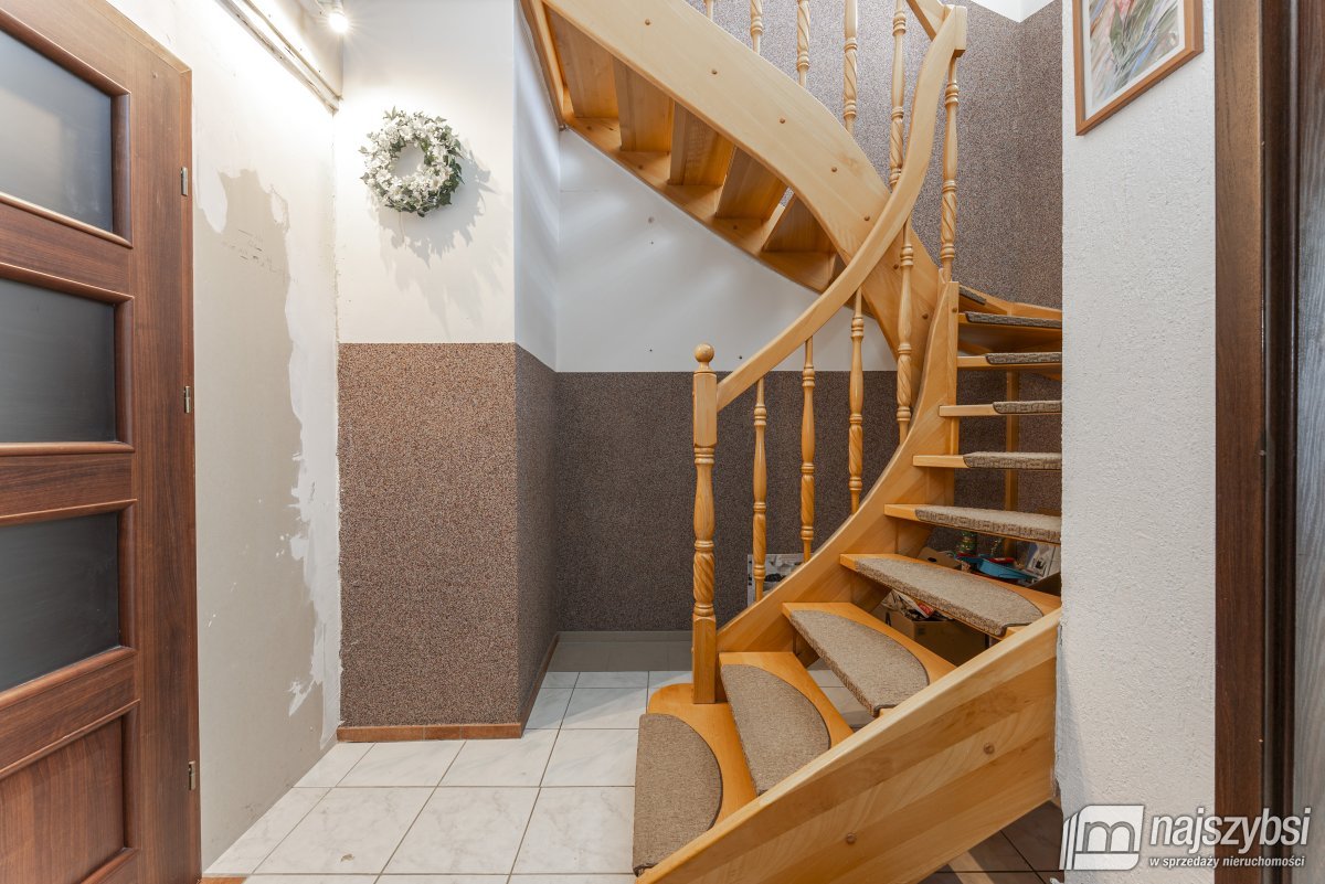 Tymień - duży dom z kiloma niezależnymi lokalami (18)