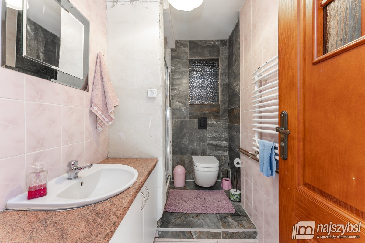 Tymień - duży dom z kiloma niezależnymi lokalami (23)