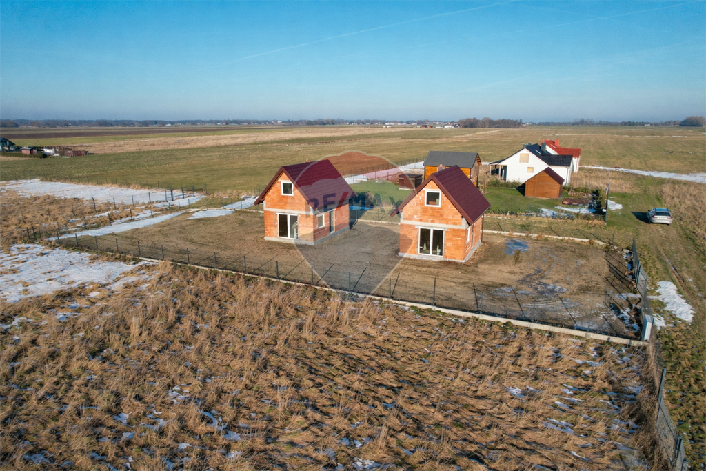 Na sprzedaż działka z 2 budynkami blisko morza (19)