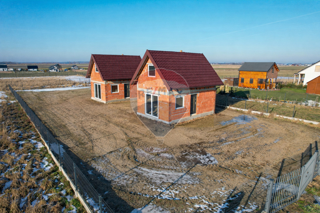 Na sprzedaż działka z 2 budynkami blisko morza (1)