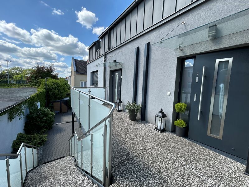 Dwupoziomowy apartament będący namiastką domu. (16)