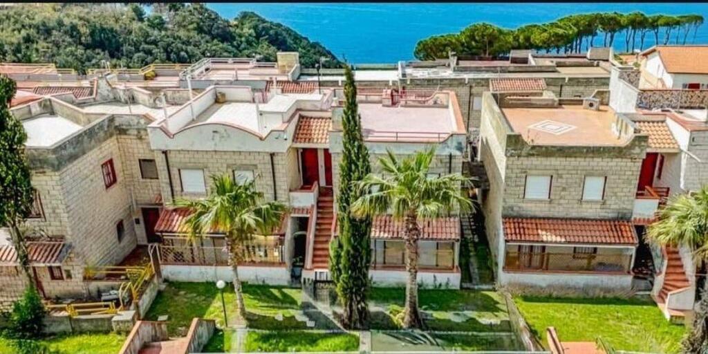 Trzypokojowe mieszkanie na osiedlu z basenem (1)