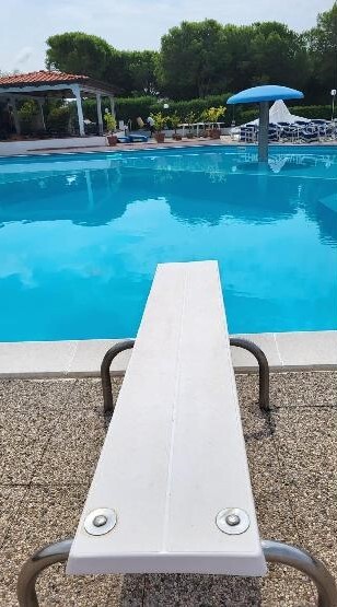 Trzypokojowe mieszkanie na osiedlu z basenem (8)