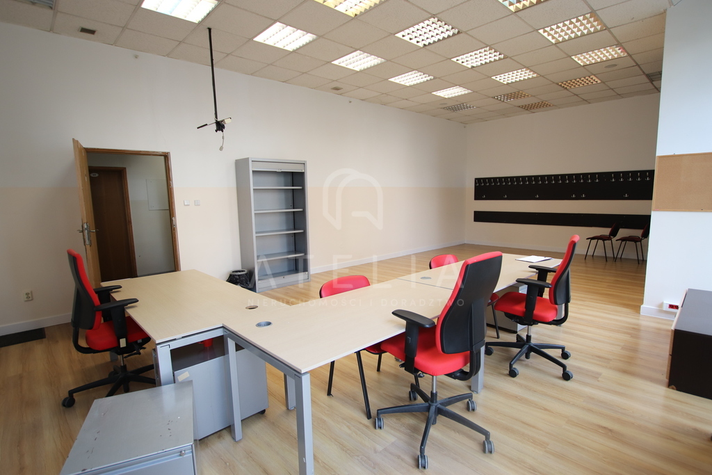 Przestronne biuro, świetna komunikacja i komfort (1)