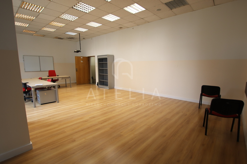 Przestronne biuro, świetna komunikacja i komfort (2)