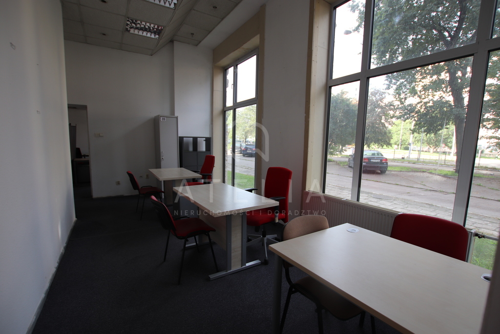 Przestronne biuro, świetna komunikacja i komfort (4)
