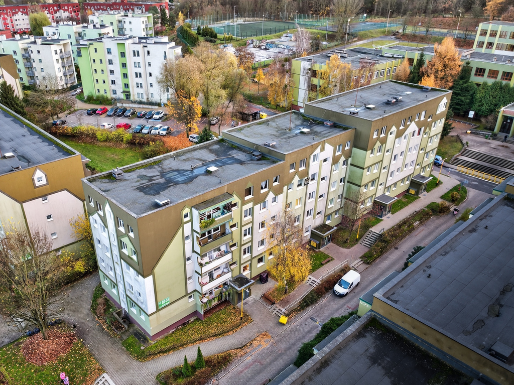 3 pokoje, 74 m2, balkon, oddzielna kuchnia. (19)