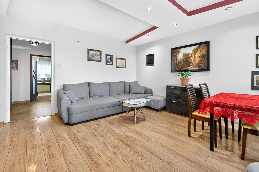 3 pokoje, 74 m2, balkon, oddzielna kuchnia. (2)