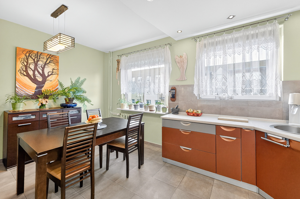 3 pokoje, 74 m2, balkon, oddzielna kuchnia. (8)