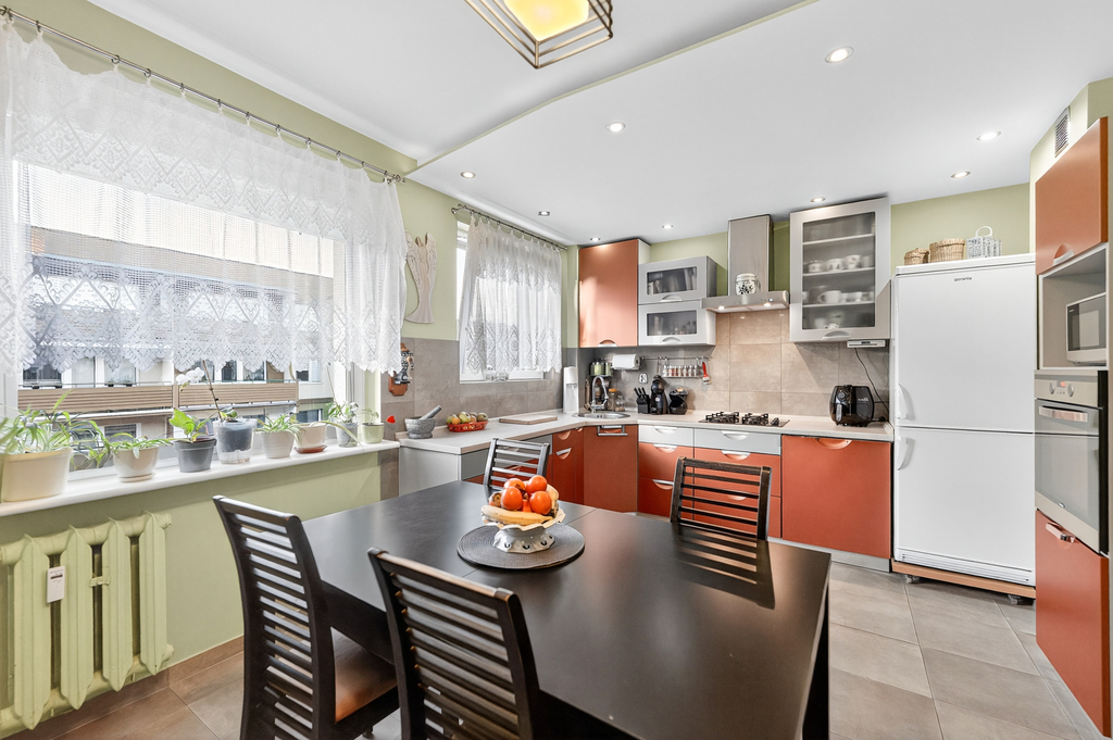 3 pokoje, 74 m2, balkon, oddzielna kuchnia. (9)