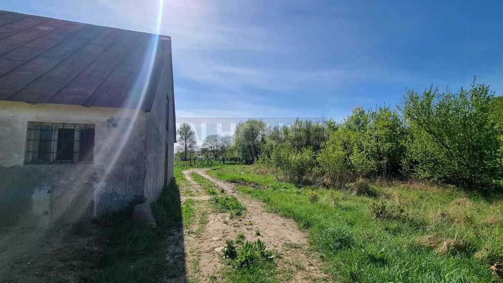 Duża działka rolna z zabudową produkcyjno-usług. (6)