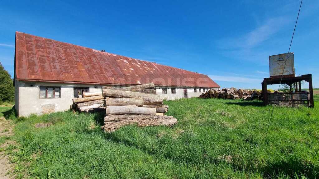 Duża działka rolna z zabudową produkcyjno-usług. (1)