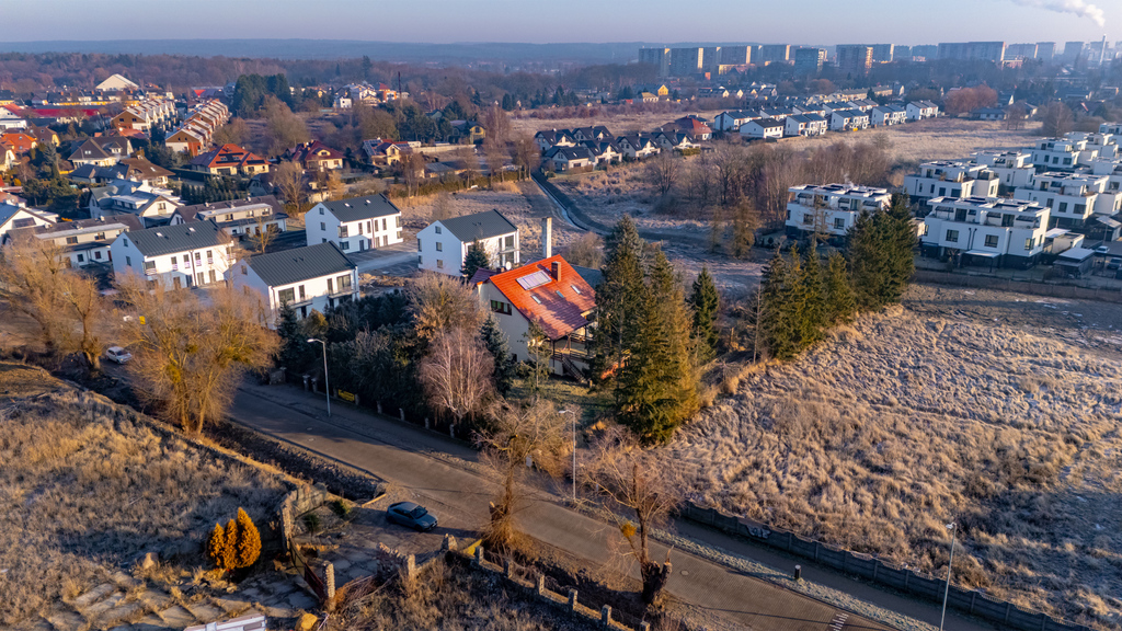 Ogromny dom z dużą działką w świetniej lokalizacji (2)