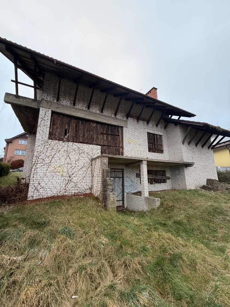 Duży dom z ogromnym potencjałem w Łobzie (2)