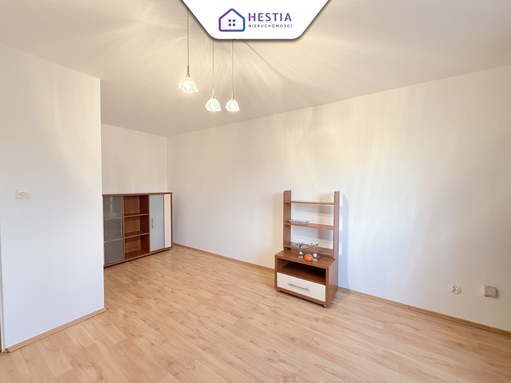 Duża Kawalerka z balkonem - Zamknięte Osiedle ! (2)