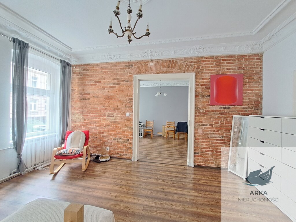 trzy duże pokoje w klimatycznej kamienicy (1)