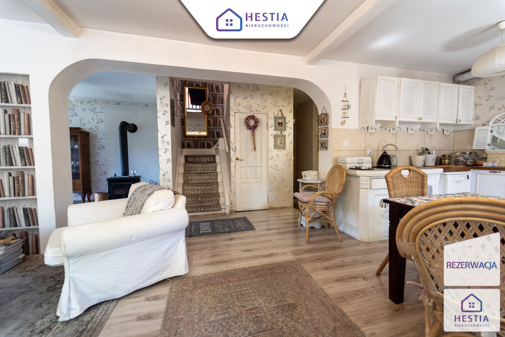 Bliźniak z ogrodem, balkonami i piwnicą. (7)