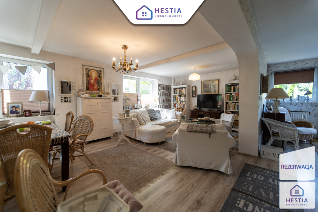 Bliźniak z ogrodem, balkonami i piwnicą. (16)