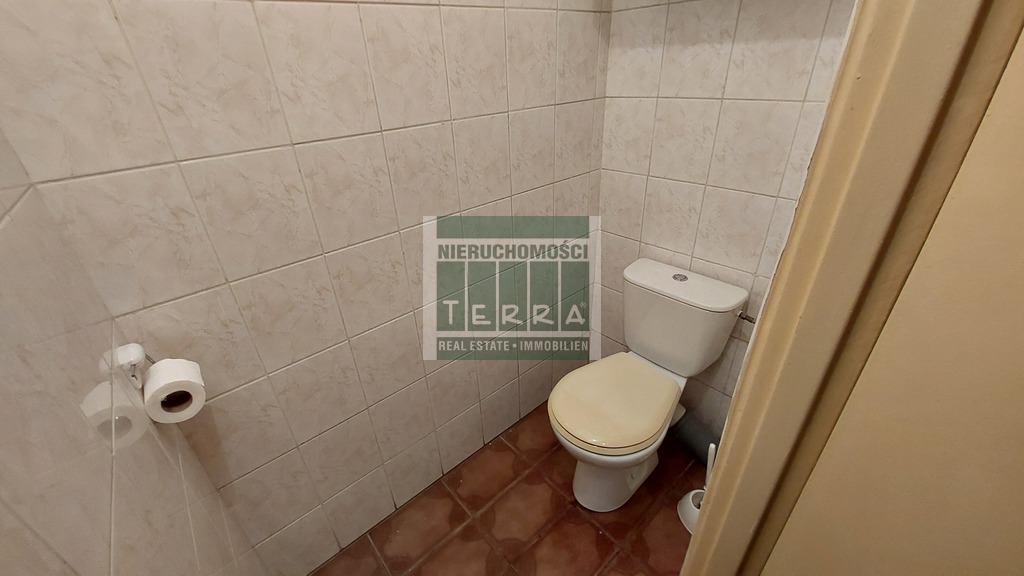 Budynek komercyjny w centrum osiedla. (2)