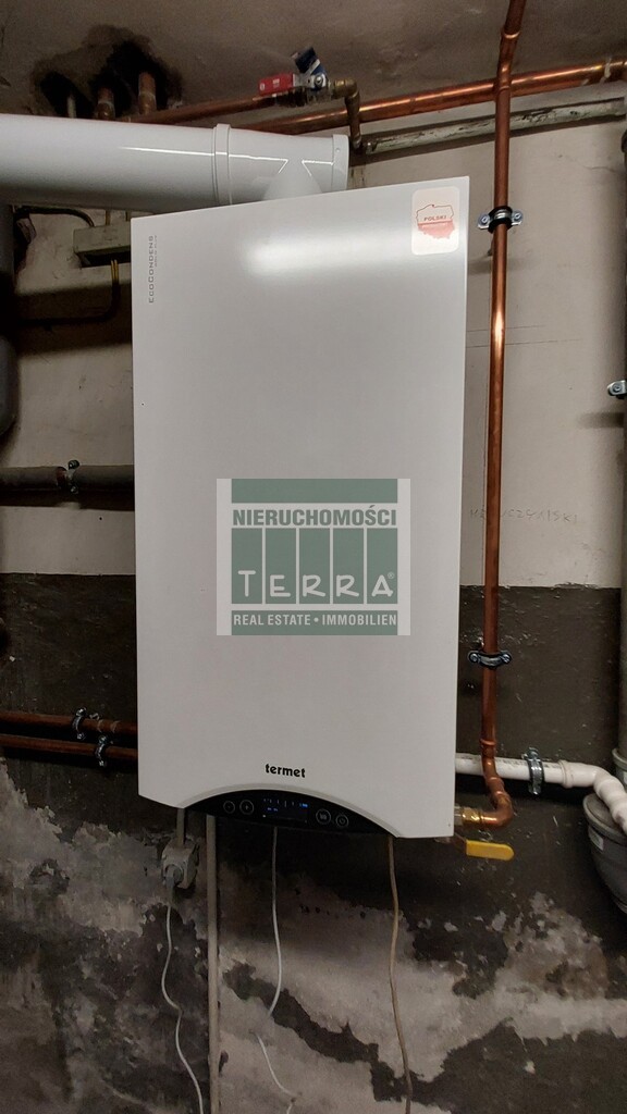 Budynek komercyjny w centrum osiedla. (3)