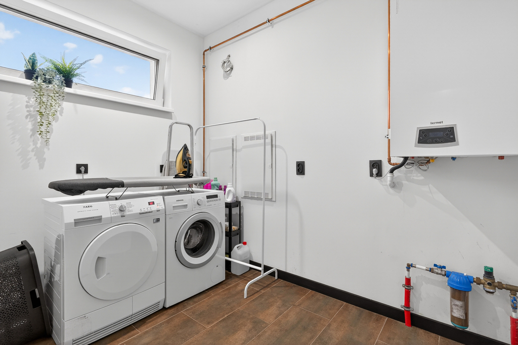 NOWOCZESNY DOM POD LASEM - WYSOKI STANDARD (15)