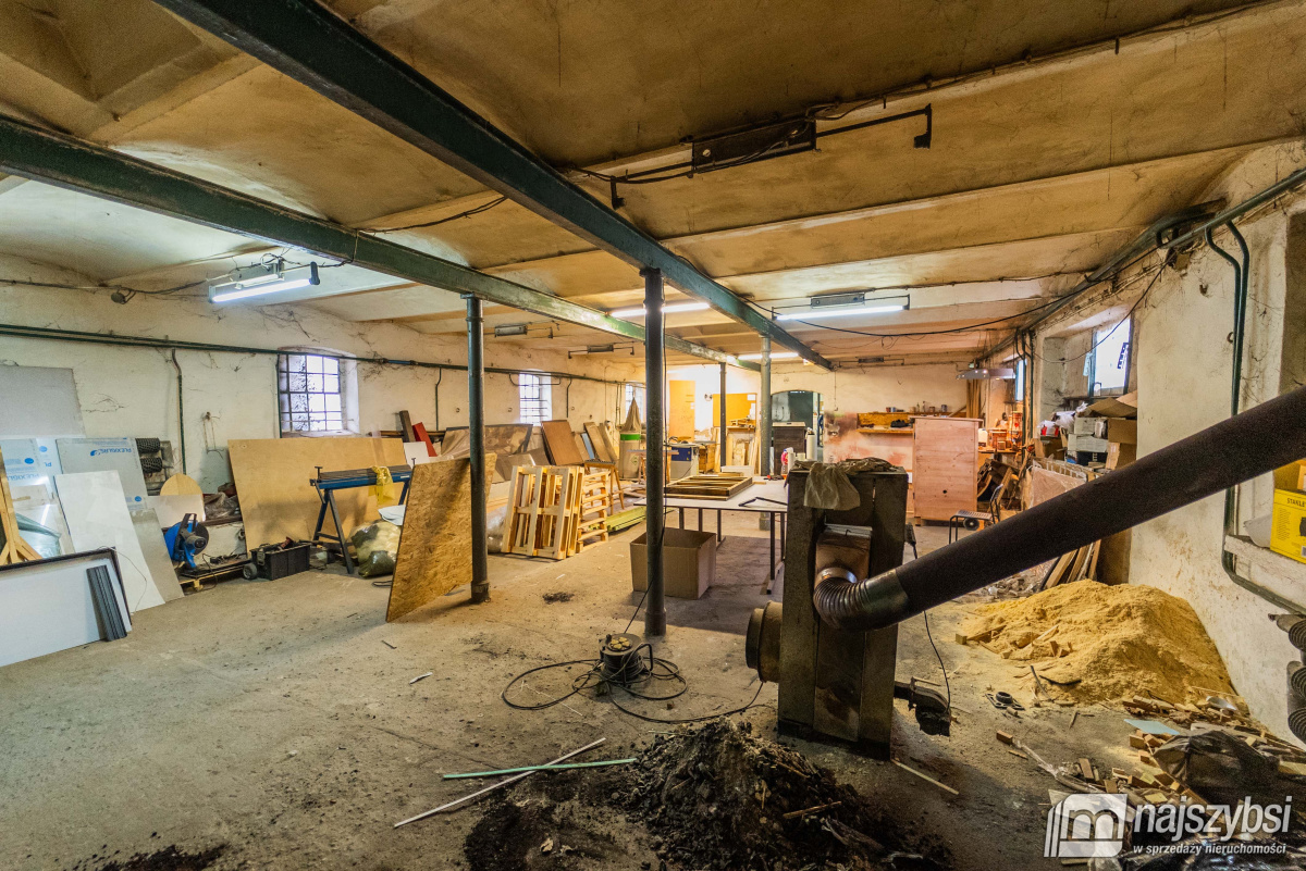 ŁOBEZ - BUDYNEK HANDLOWO - USŁUGOWY  W CENTRUM (10)