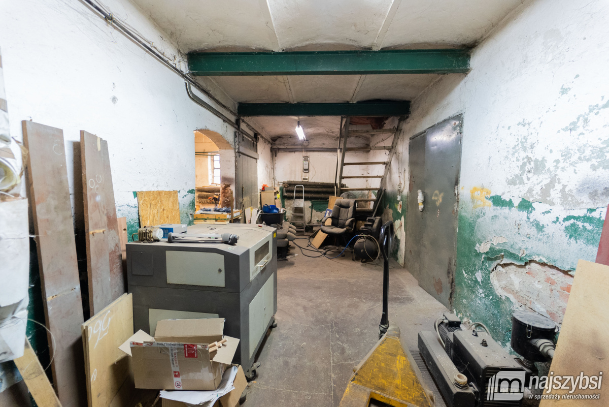 ŁOBEZ - BUDYNEK HANDLOWO - USŁUGOWY  W CENTRUM (11)