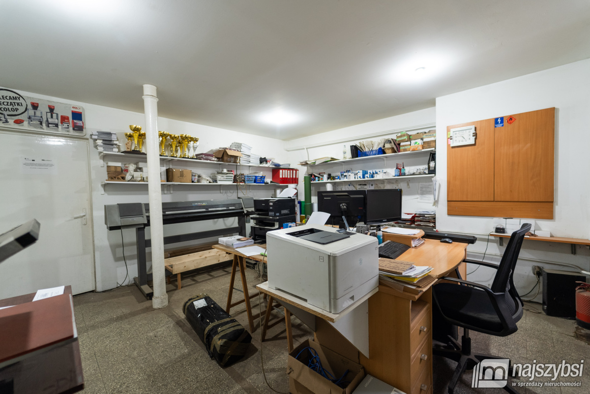 ŁOBEZ - BUDYNEK HANDLOWO - USŁUGOWY  W CENTRUM (12)