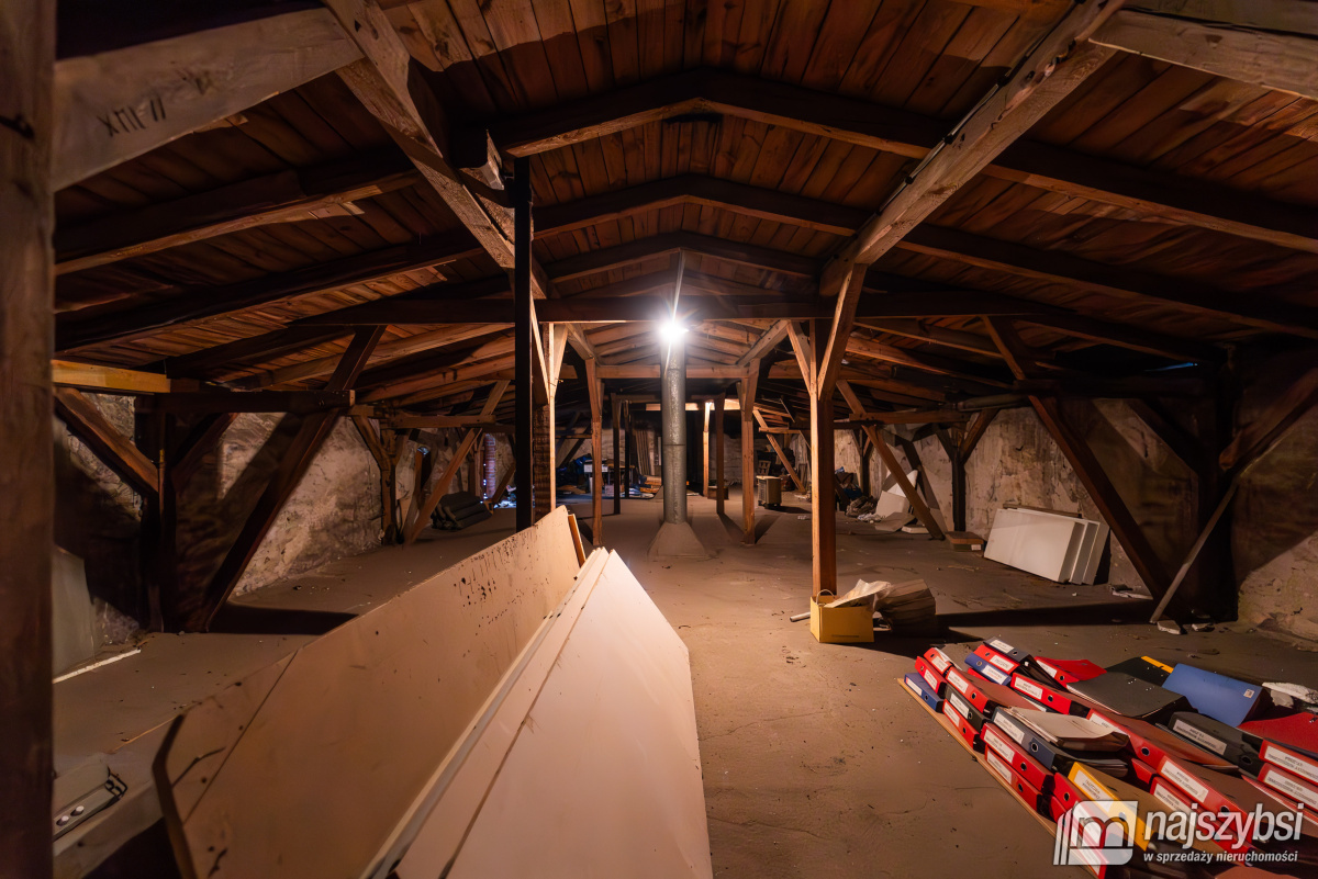 ŁOBEZ - BUDYNEK HANDLOWO - USŁUGOWY  W CENTRUM (14)